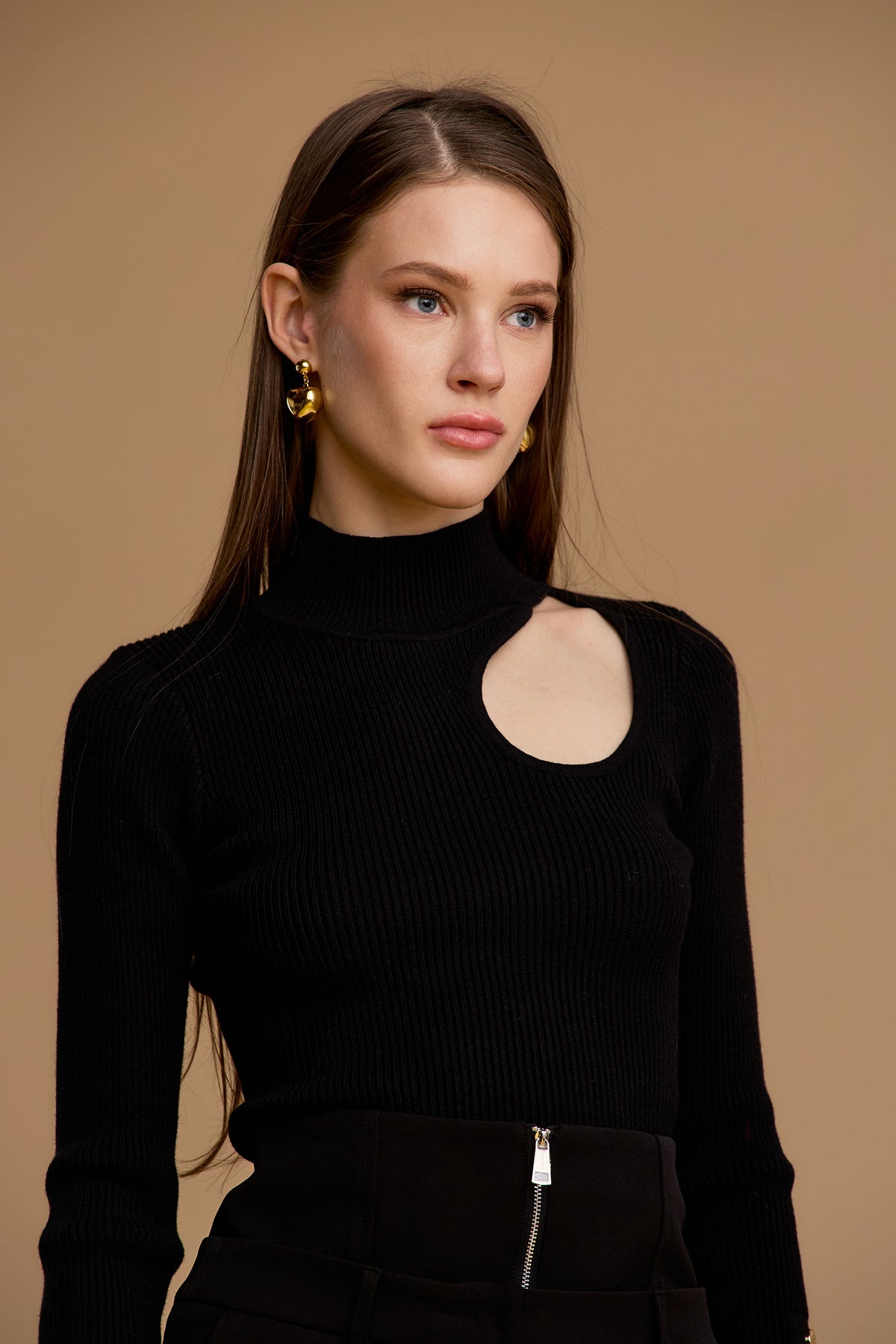 NOSECRETS maglia a maniche lunghe a costine colore eclisse (nero) taglio aderente con apertura asimmetrica (cut-out) all'altezza della spalla 263NS149