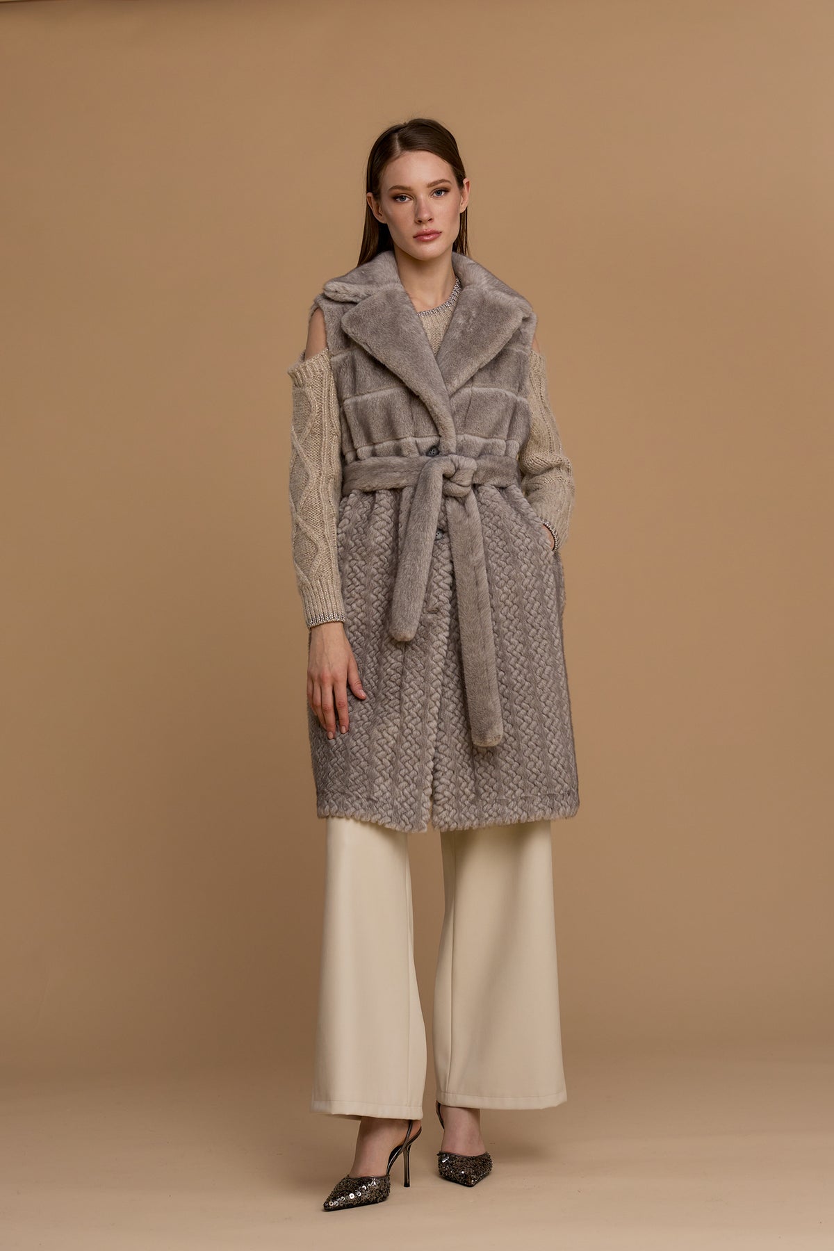 NOSECRETS gilet smanicato lungo in ecopelliccia colore nebbia lavorazione geometrica a motivo intrecciato nella parte inferiore 263NS201