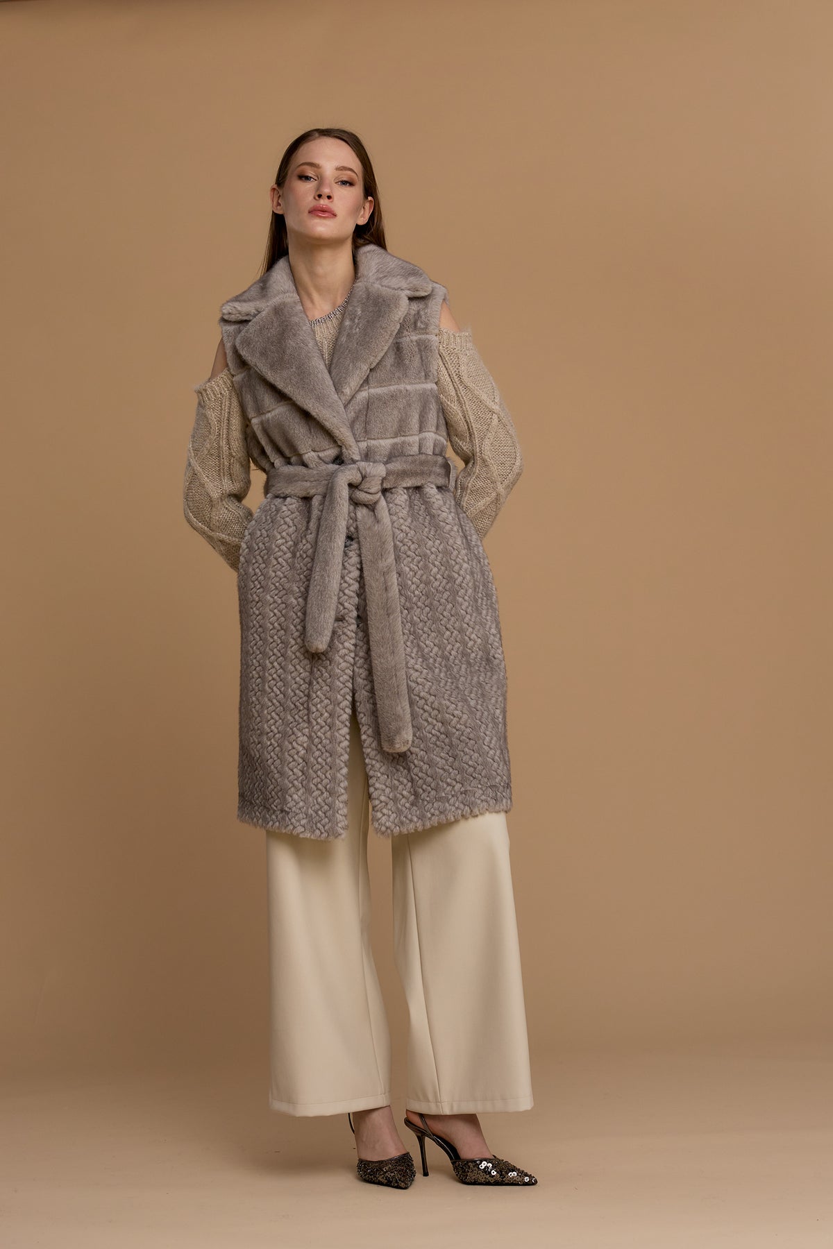 NOSECRETS gilet smanicato lungo in ecopelliccia colore nebbia lavorazione geometrica a motivo intrecciato nella parte inferiore 263NS201