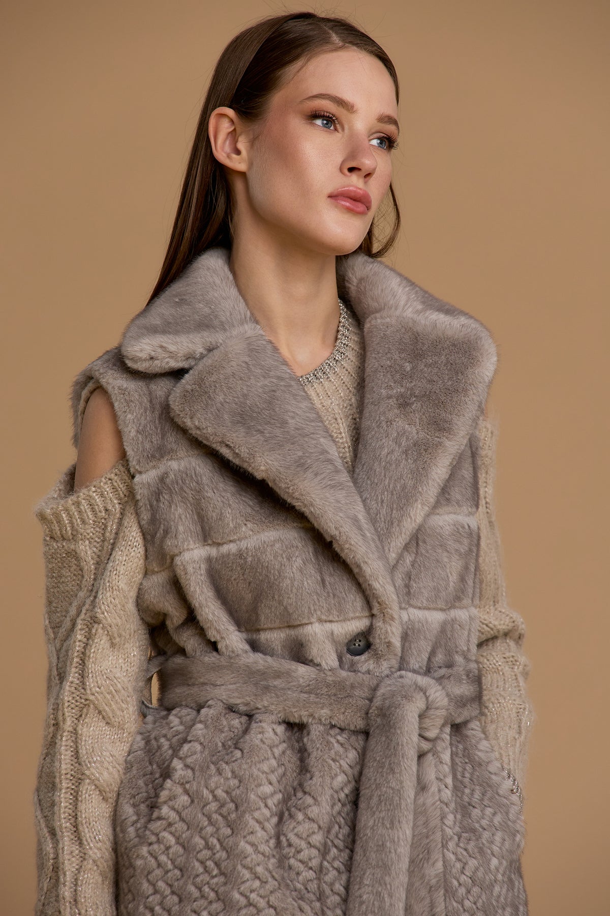 NOSECRETS gilet smanicato lungo in ecopelliccia colore nebbia lavorazione geometrica a motivo intrecciato nella parte inferiore 263NS201
