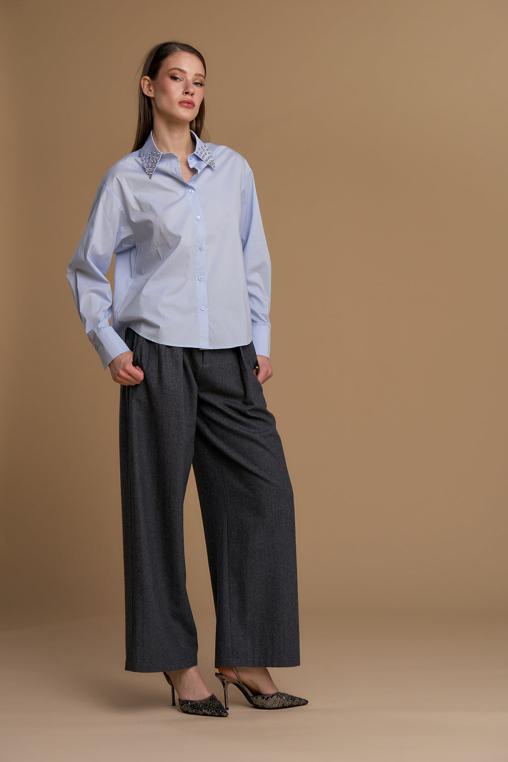 NOSECRETS camicia cielo dal taglio dritto, vestibilità comoda colletto rigido ricoperto di luminosi strass e pietre applicate 263NS224