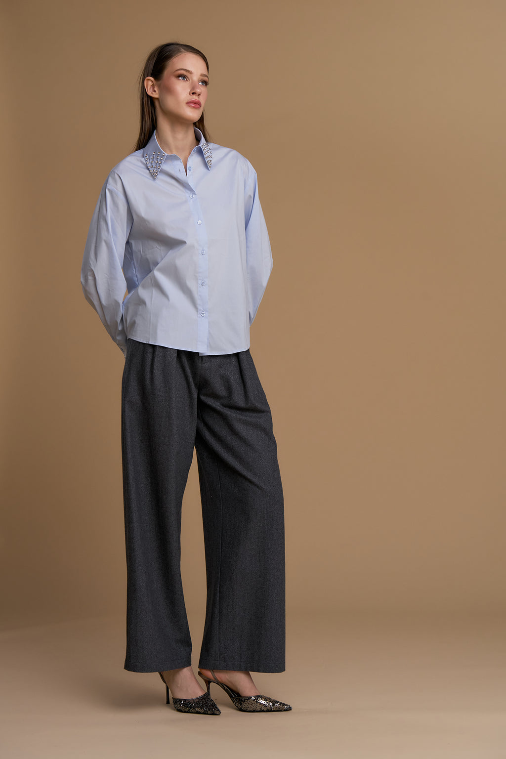 NOSECRETS camicia cielo dal taglio dritto, vestibilità comoda colletto rigido ricoperto di luminosi strass e pietre applicate 263NS224