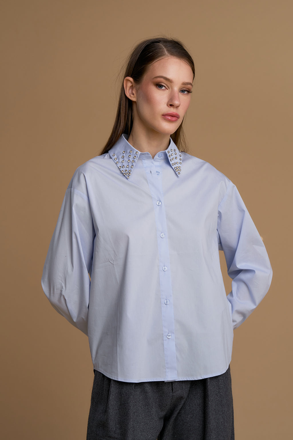 NOSECRETS camicia cielo dal taglio dritto, vestibilità comoda colletto rigido ricoperto di luminosi strass e pietre applicate 263NS224