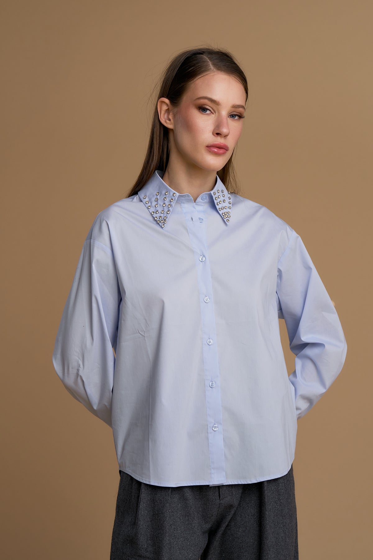 NOSECRETS camicia cielo dal taglio dritto, vestibilità comoda colletto rigido ricoperto di luminosi strass e pietre applicate 263NS224
