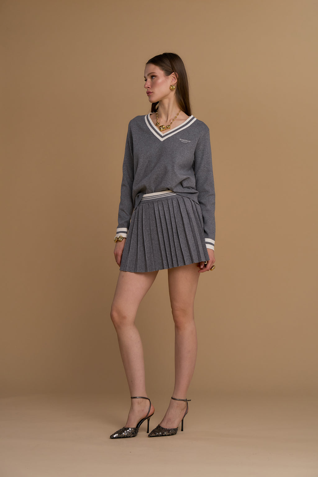 NOSECRETS  maglione grigio (NEBBIA) a maniche lunghe con scollo a V, (stile college) 263NS263