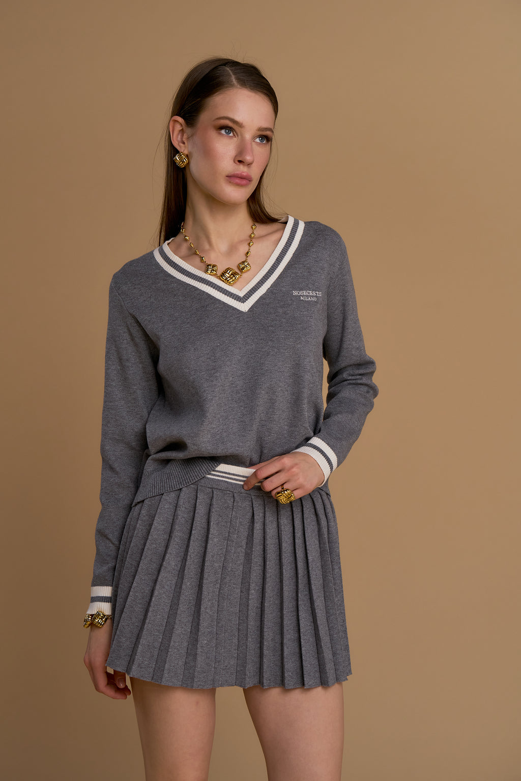 NOSECRETS  maglione grigio (NEBBIA) a maniche lunghe con scollo a V, (stile college) 263NS263