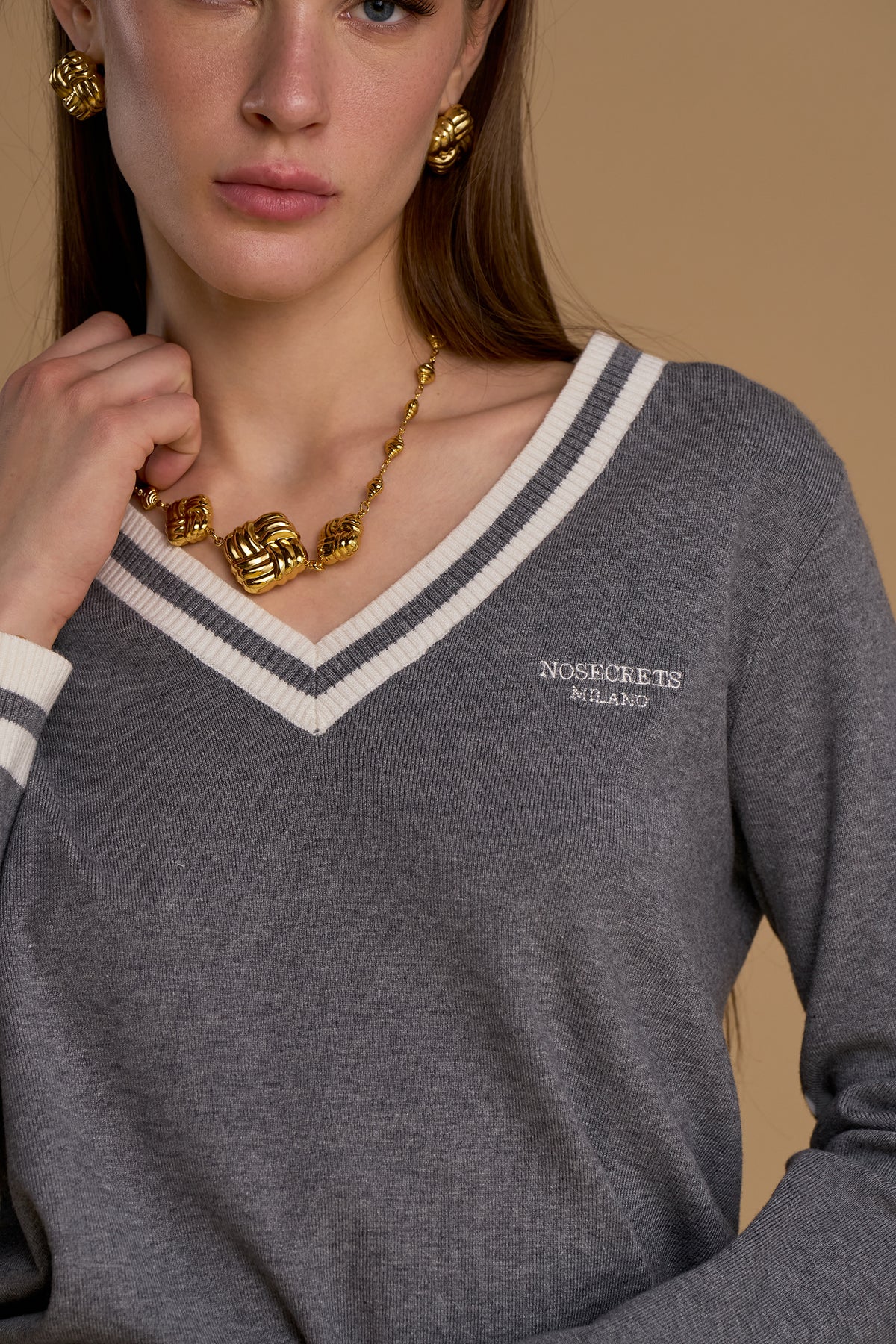 NOSECRETS  maglione grigio (NEBBIA) a maniche lunghe con scollo a V, (stile college) 263NS263