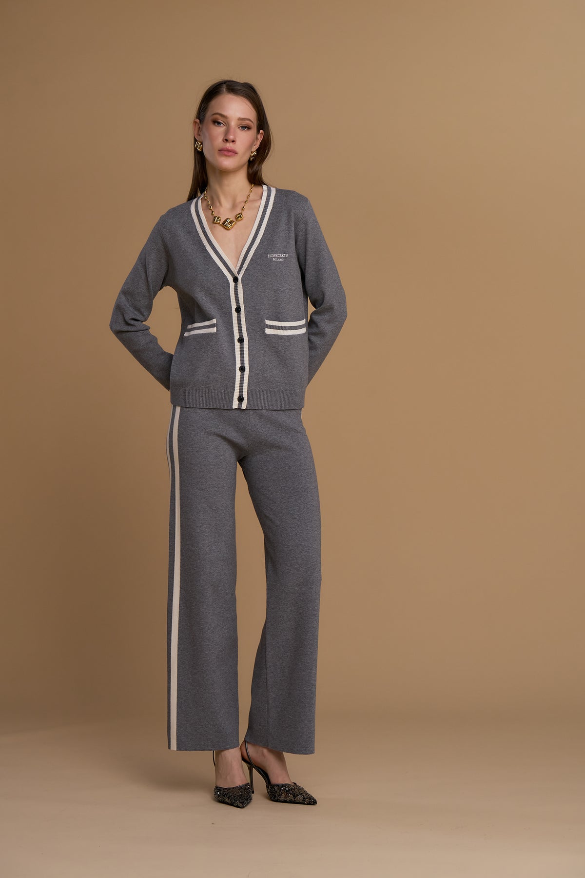 NOSECRETS pantalone lungo taglio palazzo grigio in tessuto a maglia con banda verticale bianca 263NS264
