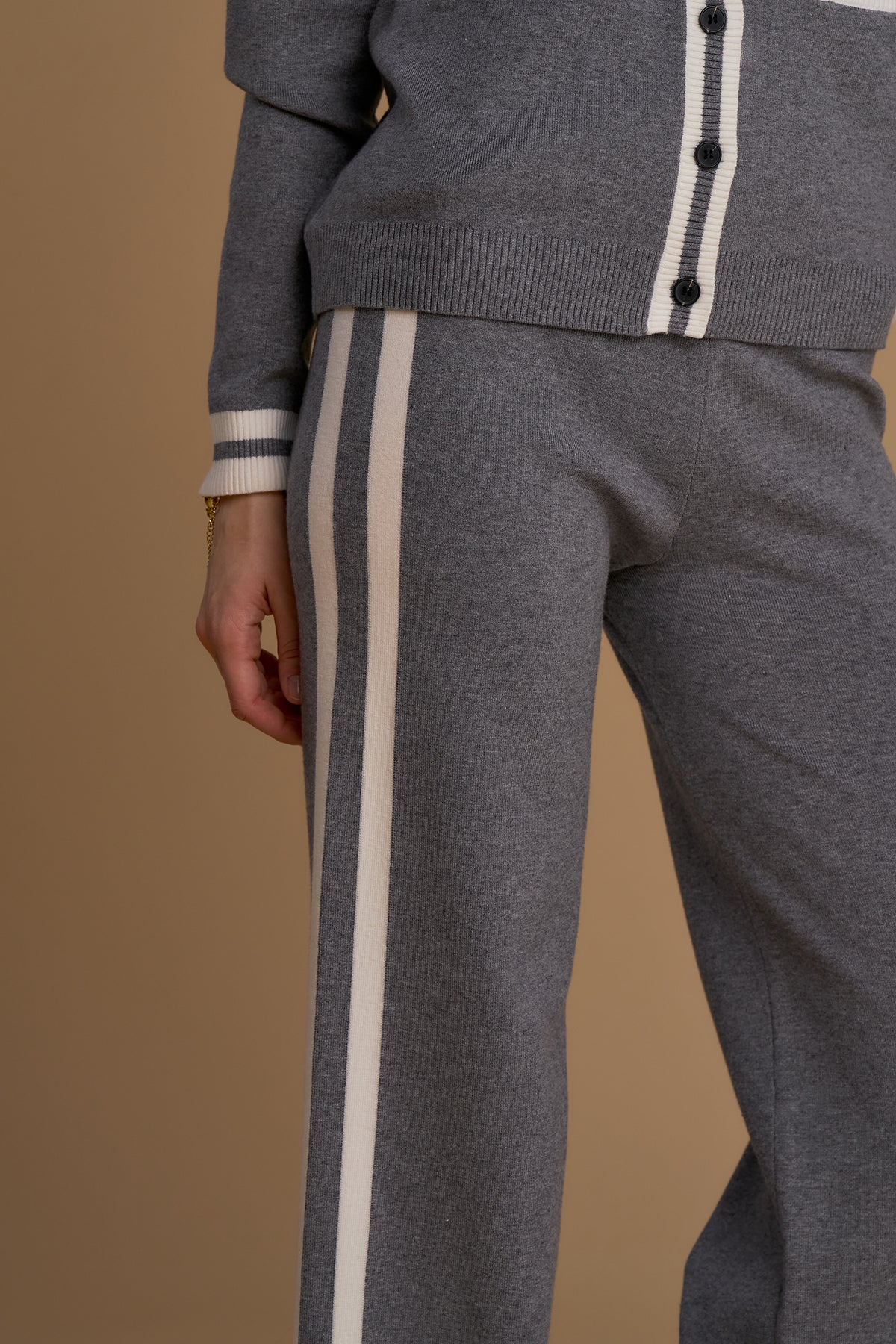 NOSECRETS pantalone lungo taglio palazzo grigio in tessuto a maglia con banda verticale bianca 263NS264
